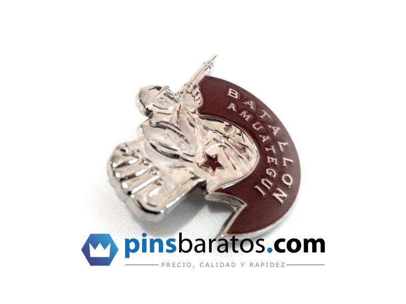 Pins producidos con relieves en tres dimensiones.