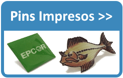 Pins con logo impreso.